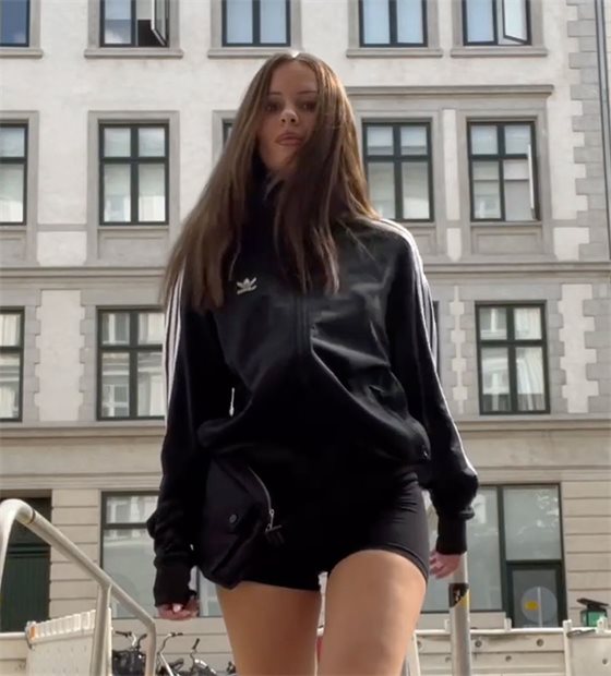 Alberte i Adidas og Carhartt